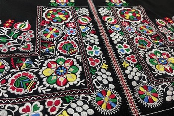 Zástěra Leona se stinkem 7000,-Kč